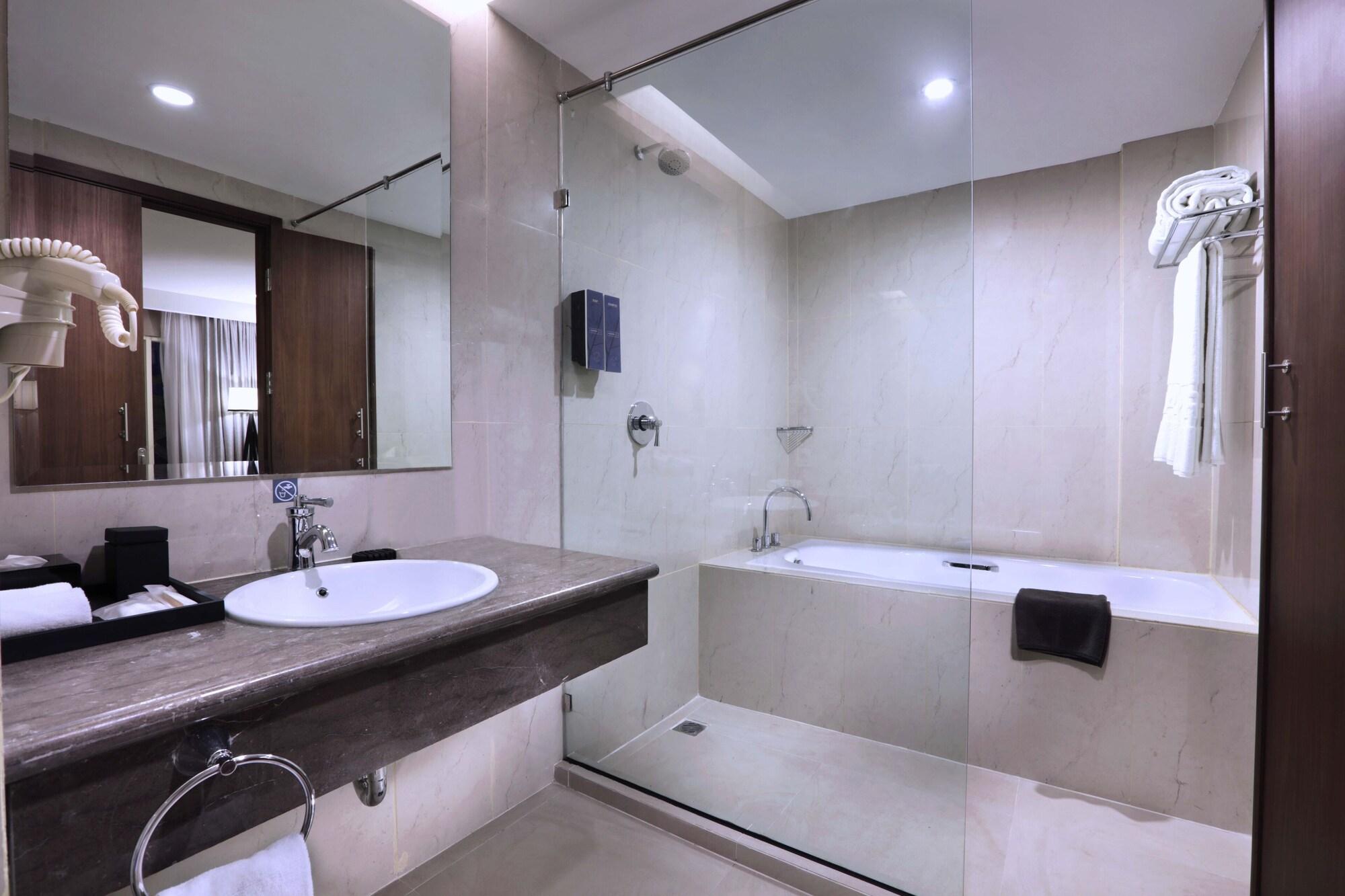 Harper Perintis By Aston Hotel Makassar Exterior foto