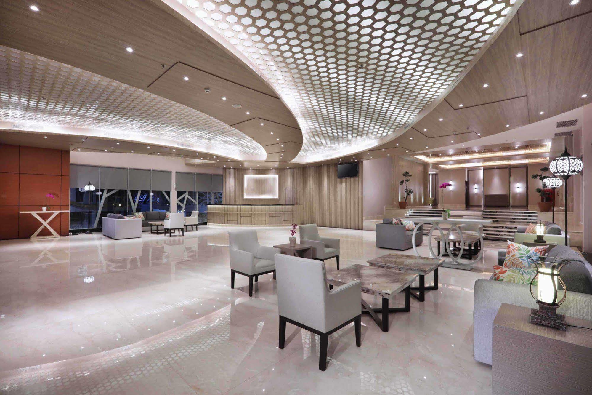 Harper Perintis By Aston Hotel Makassar Exterior foto