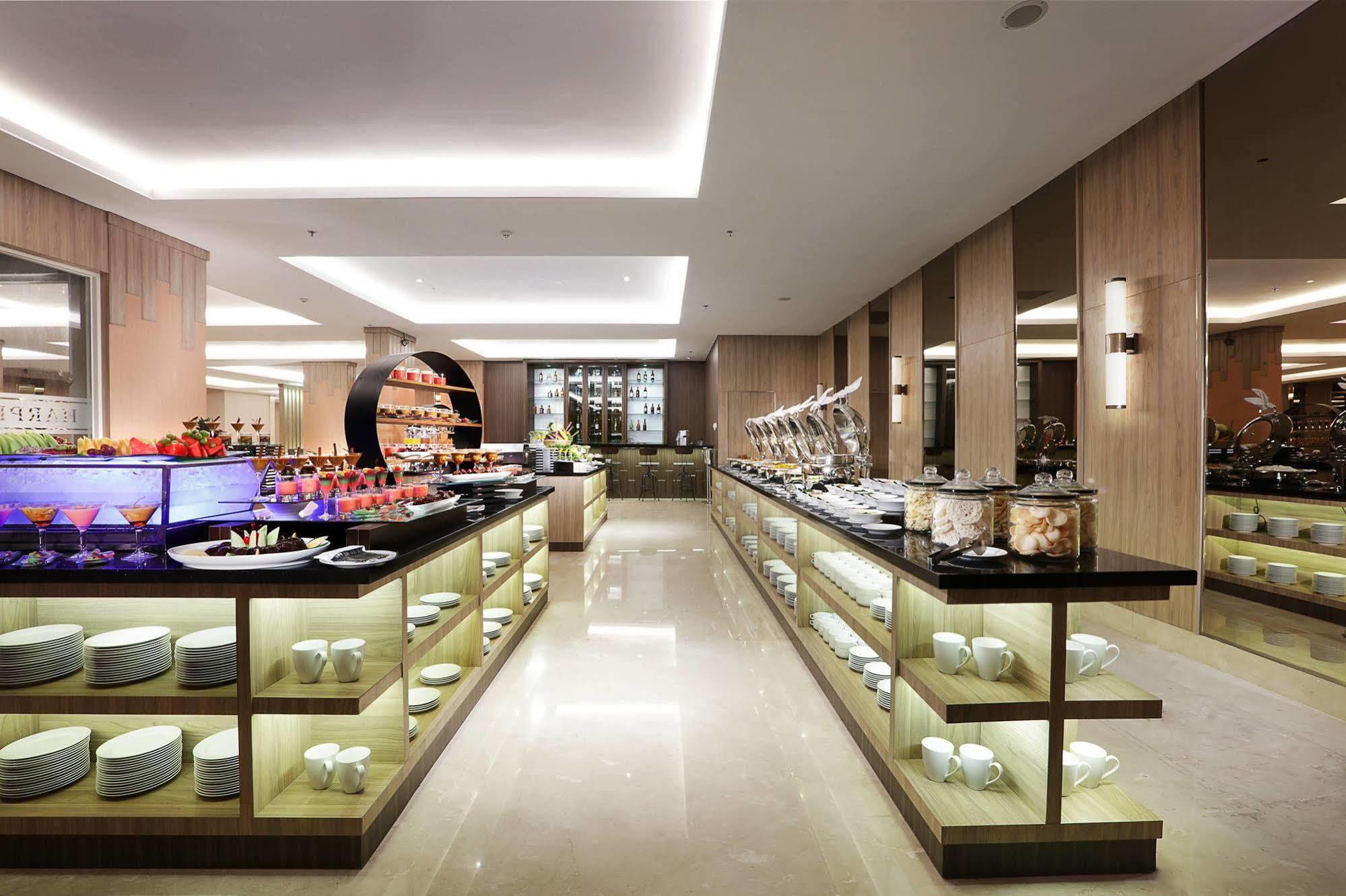 Harper Perintis By Aston Hotel Makassar Exterior foto