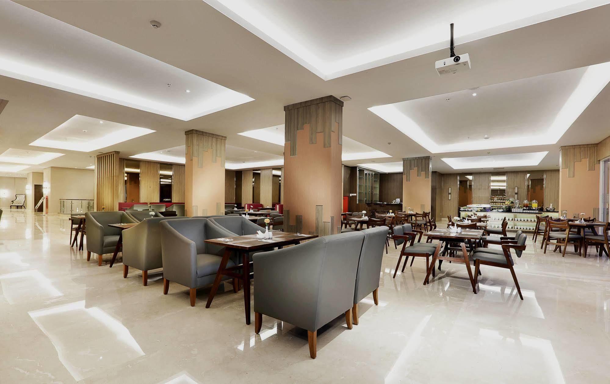 Harper Perintis By Aston Hotel Makassar Exterior foto