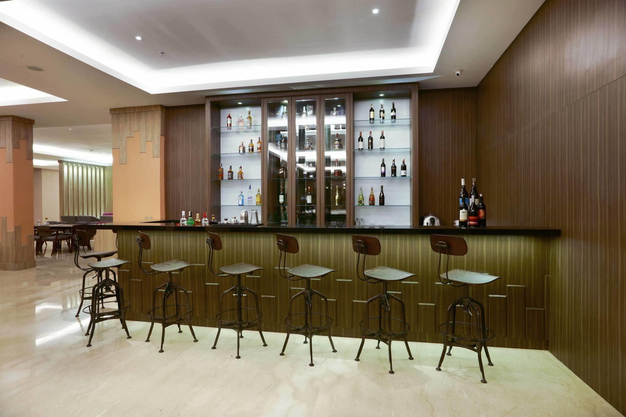 Harper Perintis By Aston Hotel Makassar Exterior foto