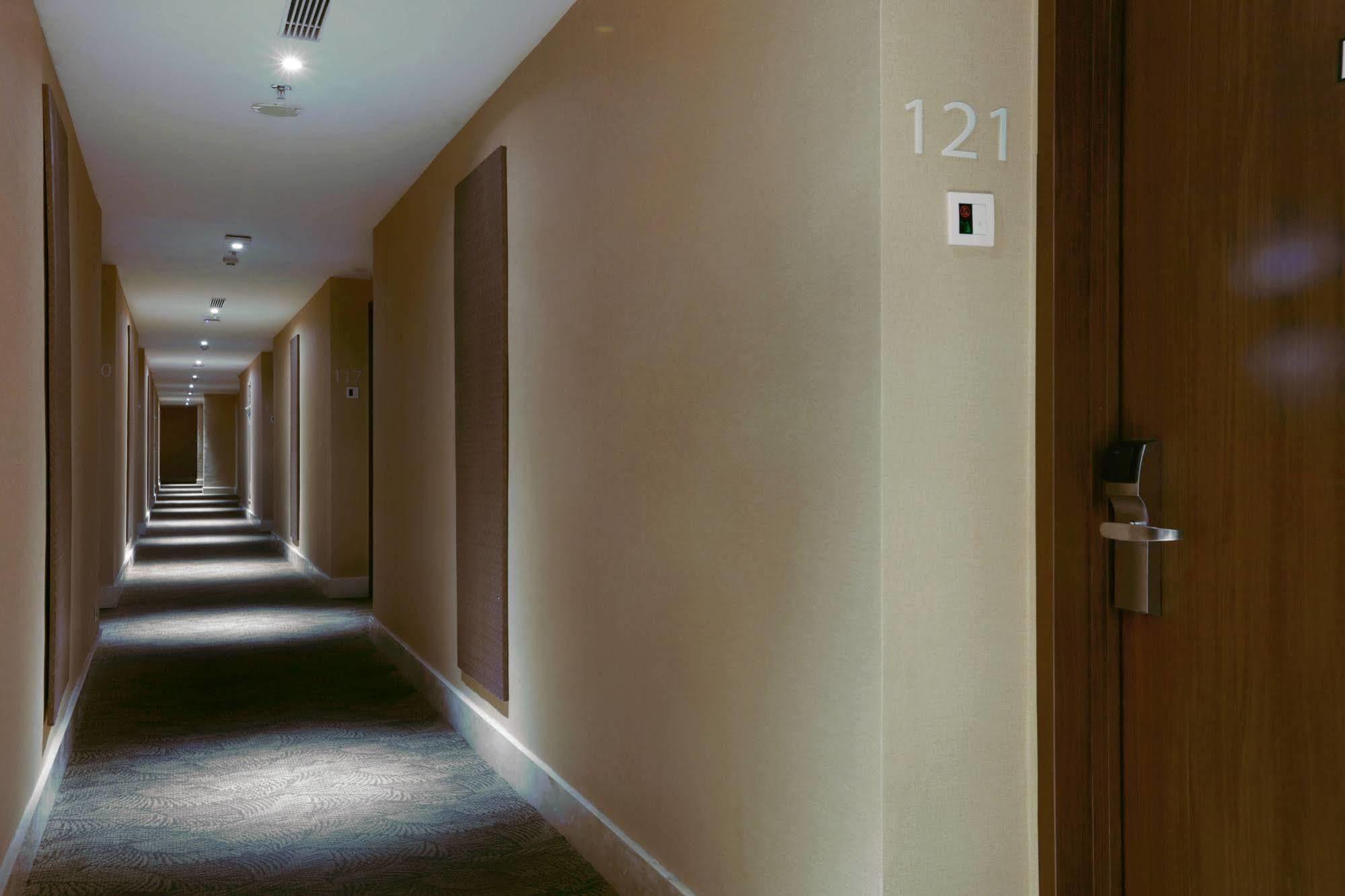 Harper Perintis By Aston Hotel Makassar Exterior foto